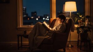 Menschen, die abends gern allein sind, haben laut Forschung diese 6 mentalen Vorteile